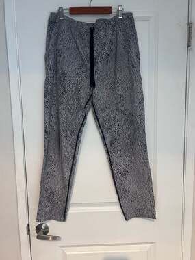 Lululemon Jet Pant Size 10 Power Spray Jacquard White Black